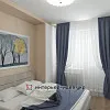 Дизайн мінімалістичної спальні в бежево-синьому кольорі 