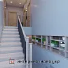 Дизайн сходів і коридору в світлих тонах